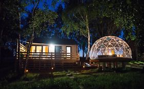 JURA GLAMP luksusowe całoroczne domki na wyłączność KOPUŁY IGLOO taras ogród